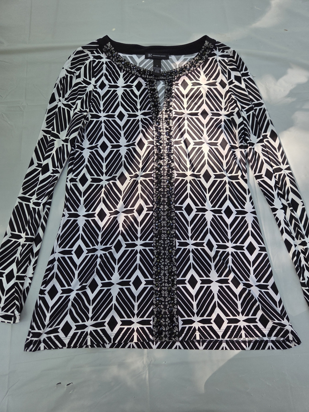 Women’s Black & White Geometric Long Sleeve Top